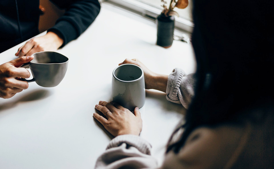 women-in-a-cafe